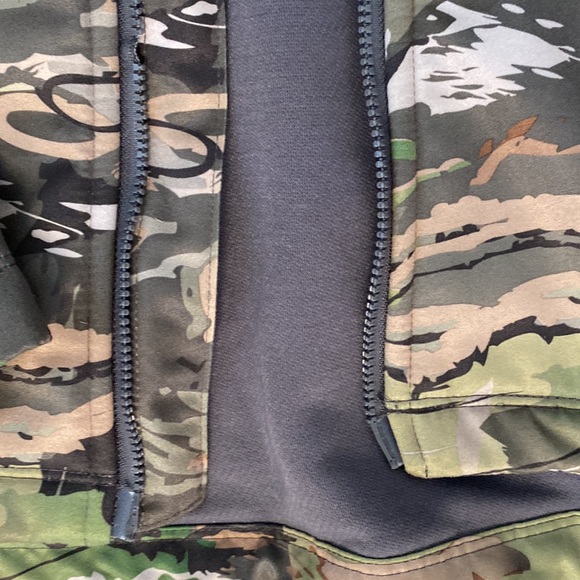 Under Armour women’s small camo jacket-needs a zipper - Picture 4 of 4
